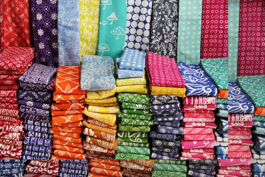 Proses pembuatan batik dengan canting